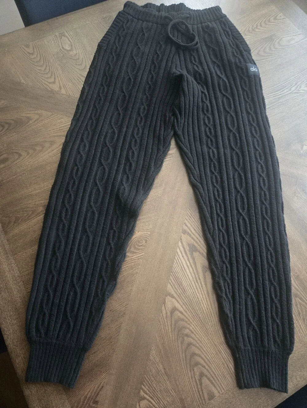 Alo Yoga Cable Knit Winter Bliss Jogger Pant in Black sz SMALL